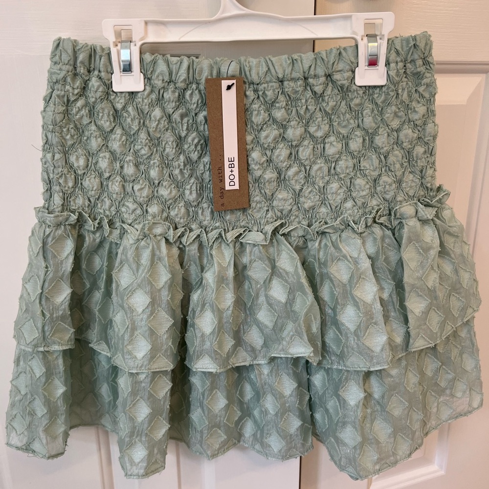 Do+Be Collection tiered ruffled skirt size M. Lined on inside. Never worn.